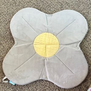 Gray Flower-Shaped Baby Bathing Seat /Mat with Yellow Center